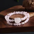 Gros plan détaillé du bracelet en quartz rose naturel avec une petite sculpture de renard - Style Renard
