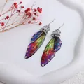 Detailaufnahme der bunten Zikadenflügel-Ohrringe mit glitzernden Strass-Akzenten - Silber - Mehrfarbiger Lila Strass