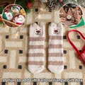 Gemütliche gestreifte Korallenfleece-Weihnachtssocken mit süßem Bärengesicht - Kinderstil (Dreieckige Box) / Gestreifter Braunbär