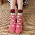Süße rosa Korallenvlies-Weihnachtssocken mit weißen Punkten und roter Schleifendekoration - Mädchen / Kinderstil (Dreieckige Box) / Rosa