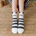 Gemütliche, dicke Korallenfleece-Socken mit einem süßen Waschbären-Design und Streifen. - Panda / Erwachsenenstil (Dreieckige Box) / Schwarz Weiß