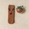 Braune Weihnachts-Rentier-Socken aus Korallenvlies mit einer dekorativen Geschenk-Kugel - Kaffee Rentier / Erwachsenenstil (Dreieckige Box) / Kaffeebraun