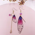 Asymmetrische Ohrringe mit lila-rosa Farbverlauf Libellenflügeln und Goldkette. - Purple Diamond-Gold