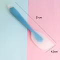 Close-up detail of a 21cm heat-resistant silicone baking spatula with clear size dimensions - S / Blue