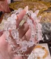 Detaillierte Nahaufnahme von einem Bergkristall-Armband mit geschnitztem Neunschwanzfuchs - Ice Crack Nine-Tailed Fox Bracelet / Transparent
