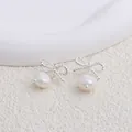 Dettaglio orecchini a fiocco color argento con perle naturali d'acqua dolce bianche - Modello a fiocco / Fiocco d'Argento