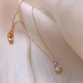 Elegante goldene Halskette mit einem zarten lavendelfarbenen Kristallanhänger in Tropfenform - Halskette