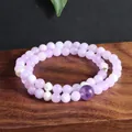 Elegante bracciale a doppio giro in kunzite e perle d'acqua dolce su supporto in legno - Bracciale a Doppio Giro / Kunzite