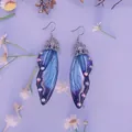 Detailansicht eleganter Schmetterlingsflügel-Ohrringe mit blau-violettem Farbverlauf - Farbverlauf Blau-Silber-Strass