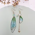 Elegante asymmetrische Ohrringe mit blau-grünem Zikadenflügel und Goldfolie-Dekor - Grün-Goldfolie