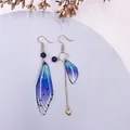 Asymmetrische Ohrringe mit blauem Farbverlauf, Goldkettchen-Quasten und Herzanhänger - Blau-Goldfolie