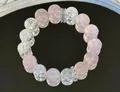 Nahaufnahme eines Armbands aus natürlichem Rosenquarz und klaren Kristallperlen - Pink and white crystal double bracelet / Rosa Weiß