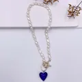 Collana di perle barocche naturali con un ciondolo a cuore in vetro blu profondo oro - Blu scuro