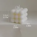 Vela aromática de cubo de burbujas blanca minimalista con medidas de 6x6x5,5 cm. - L / Crema