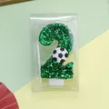 Detalle de vela de cumpleaños número 2 de fútbol con purpurina verde en caja de regalo - Tema de Fútbol (Número 2) / Verde