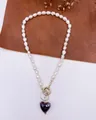 Dettaglio della collana vintage in perle barocche naturali con ciondolo a cuore scuro - Viola