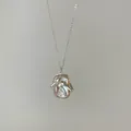 Dettaglio collana con pendente in perla barocca e design a abbraccio in argento - Collana d'Argento