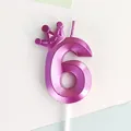 Vela de cumpleaños número 6 morada metalizada con decoración de corona sobre fondo blanco - Corona Número 6 / Púrpura