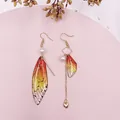 Asymmetrische Zikadenflügel Ohrringe mit Perlen und Goldherz Anhänger in Orangefarben - Orange-Goldfolie