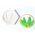 Molde de silicona con forma de hoja junto a una pieza decorativa de fondant de hoja verde - Hoja de Pluma (50-841-B)