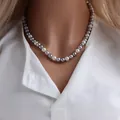 Collier ras du cou élégant en perles de coquillage multicolores pour femmes sur mannequin - 8mm / Gris