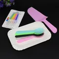 Kit vaisselle jetable pour gâteau avec assiette blanche, couteau rose et bougies. - 5 Assiettes 5 Fourchettes 1 Couteau avec Bougies