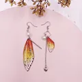 Asymmetrische Zikadenflügel-Ohrringe mit Perlenakzenten auf rosa Hintergrund - Orange Strass-Silberfolie