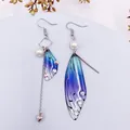 Elegante asymmetrische Ohrringe mit simulierten Schmetterlingsflügeln, Perlen und Kristallen - Blau Strass-Silber