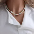 Collier ras de cou élégant en perles de coquillage colorées porté sur chemise blanche - 8mm / Vert