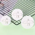 Λεπτομερής άποψη τριών κουπάτ σε σχήμα πουλιού για ζαχαρόπαστα πάνω σε μαύρη σχάρα ψύξης - Σχήμα Πουλιού (01087) / Σετ 3 τεμαχίων