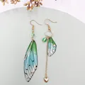 Asymmetrische Zikadenflügel-Ohrringe mit grün-blauem Verlauf und goldenem Herzanhänger - Grün Strass-Gold