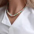 Élégant collier de perles de nacre couleur bonbon pour femmes sur un mannequin de cou blanc - 10mm / Vert