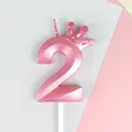 Elegante vela de cumpleaños número 2 rosa metalizado con una corona decorativa para fiesta - 2 / 1 Pieza / Rosa