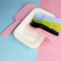Set de couverts à gâteau jetables avec fourchettes colorées et assiette en papier - 10 Assiettes 10 Fourchettes 1 Couteau / Coloré