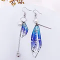 Asymmetrische blaue Zikadenflügel-Ohrringe mit Perlen und Herzquaste - Blau-Silberfolie