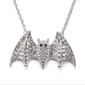 Exquisite silberne Halloween Fledermaus Halskette mit schimmernden weißen Strasssteinen - Pave Strass Fledermaus Halskette / Silber
