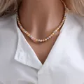 Collier vintage élégant orné de perles de nacre multicolores sur un modèle de chemise blanche. - 6mm / Champagne