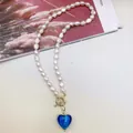 Dettaglio collana di perle d'acqua dolce barocche con pendente a cuore in vetro blu. - Blu Zaffiro