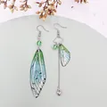 Elegante asymmetrische Zikadenflügel-Ohrringe mit grünem Farbverlauf und Herz-Talisman - Grün-Silberfolie