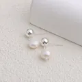 Dettaglio di eleganti orecchini a perno con perle naturali d'acqua dolce e finitura argento. - Stile a Sfera / Orecchini a Bottone a Sfera Argentati