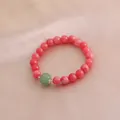 Nahaufnahme des Armbands aus rosa Rhodochrosit-Perlen mit grünem Achat-Kürbis-Anhänger - Rosa Hellgrün Kürbis Geschnitzte Perle Stil