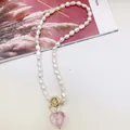 Collana vintage di perle naturali barocche con un pendente a forma di cuore rosa - Rosa