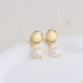 Eleganti orecchini a perno dorati con perle d'acqua dolce bianche pendenti, vista dettagliata. - Shell Striped Style / Golden Shell