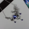 Gothische Silberdrachenkette mit tiefblauen Herzsteinen für Halloween - Gotische Drachenherz Halskette / Blau