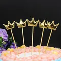 Detalle de cinco adornos para tarta de cuero dorado con forma de corona sobre un pastel decorado - Corona Dorada (5 Piezas)
