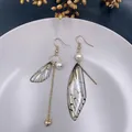 Elegante asymmetrische Ohrringe mit Zikadenflügeln und Perlen in edler Goldoptik - Kaffeebraun-Goldfolie