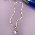 Elegante collana di perle barocche con un grande ciondolo a cuore trasparente e oro - Bianco