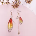 Handgefertigte asymmetrische Zikadenflügel-Ohrhänger mit langer Goldkette und Perlen - Oranger Strass-Gold