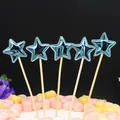 Detalle macro de cinco adornos para tarta de estrella azul metálico en palos naturales - Estrella Azul (5 Piezas)