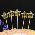 Vista detallada de adornos para pasteles con estrellas de cuero dorado para cumpleaños - Estrella Dorada (5 Piezas)